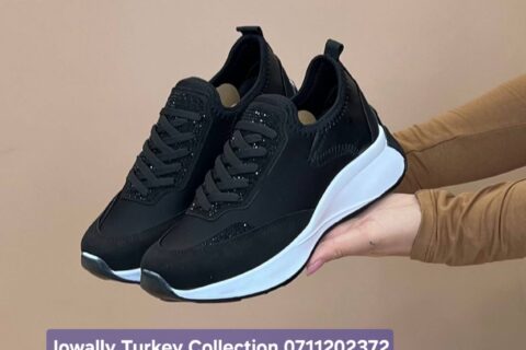 White and black sneakers -no lace